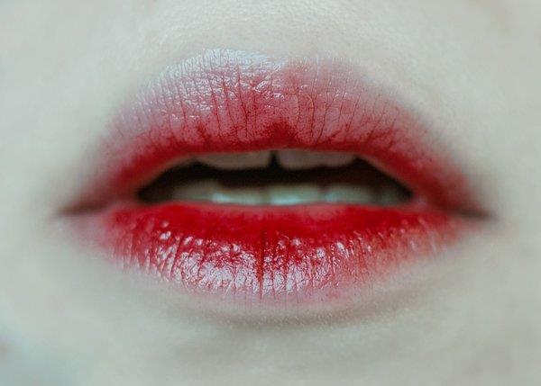 Najnovejši trend Nanesite rdečilo za ustnice v stilu popsicle